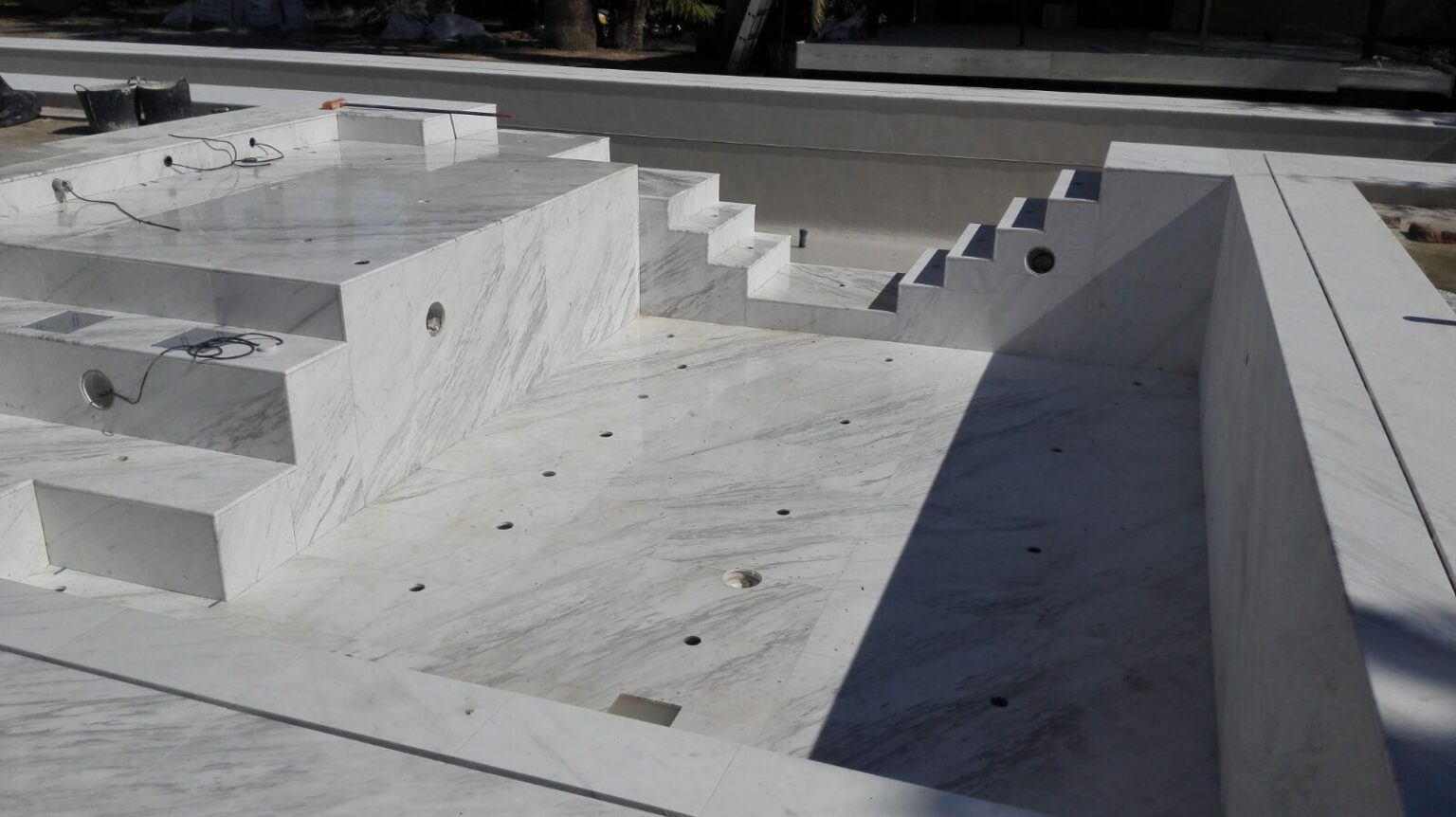 Pavimento exterior de piedra natural abujardada antideslizante para terraza en Alicante.