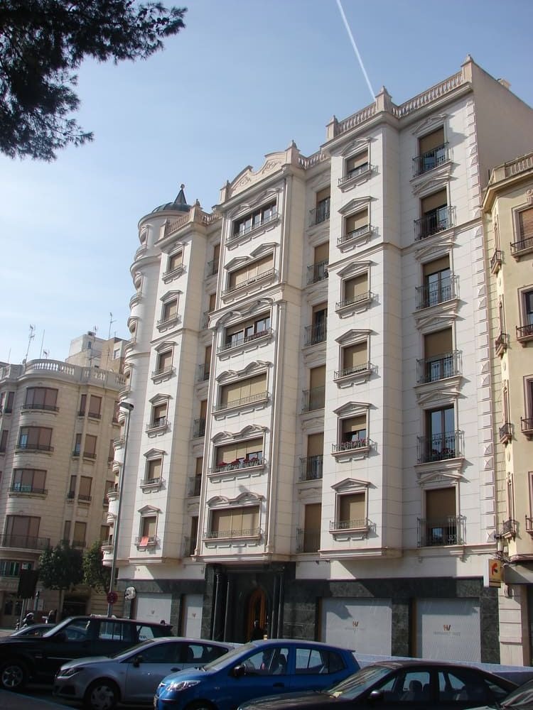 Suelo de mármol crema marfil pulido instalado en salón de vivienda en provincia de Alicante.